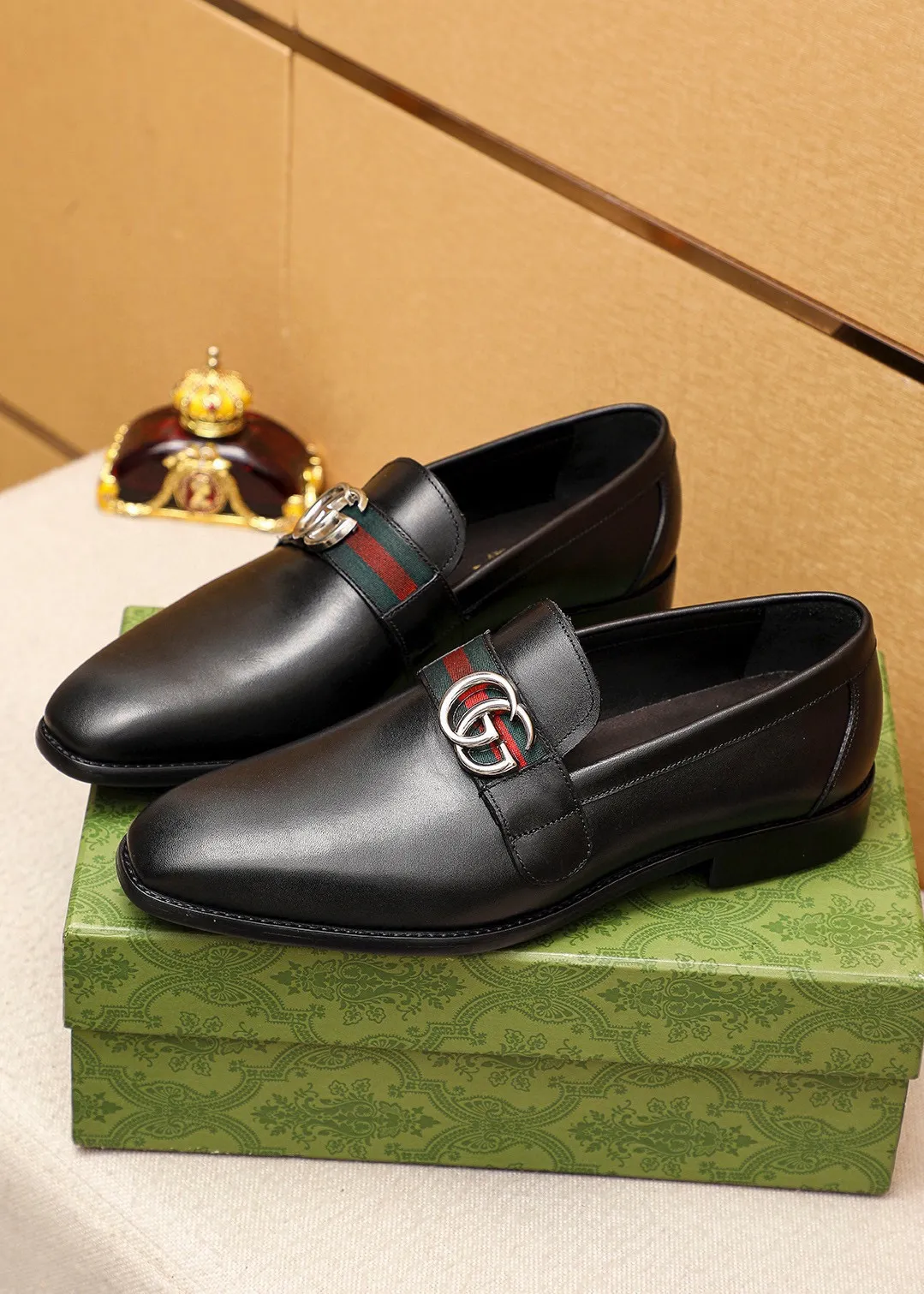 Men's shoes 💰460 💐 Product trademark: GUCCI "Gucci" casual leather shoes Regular size: 39-45 (38.45🉑️customized) Product materials: Selected imported first-layer calfskin upper + luxury hardware buckle, imported cowhide leather lining. Strong three-dimensional visual effect, rubber outsole Color: 1⃣️color optional